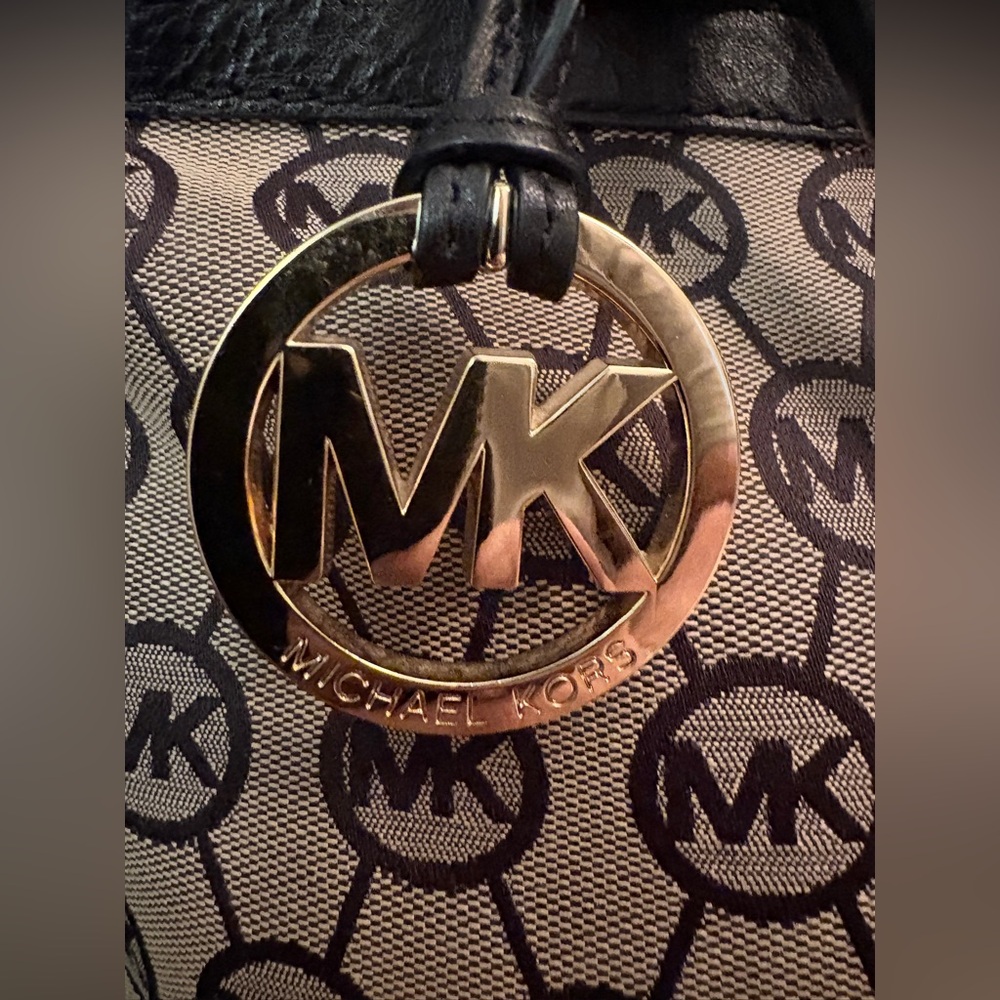 Michael Kors Signature Logo Bucket Tote | Belted Silhouette - Picture 5 of 16
